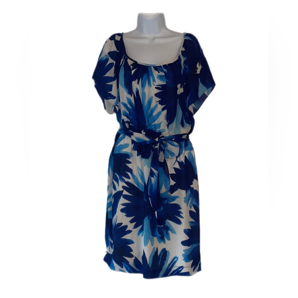 100% silk dress with polyester lining. Removable matching belt. GUC